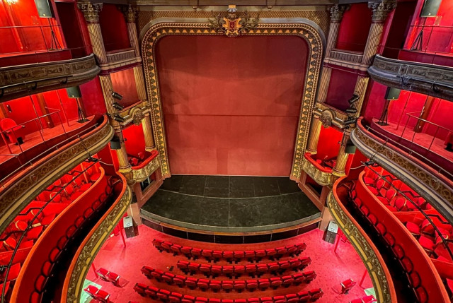 p-theatre-415